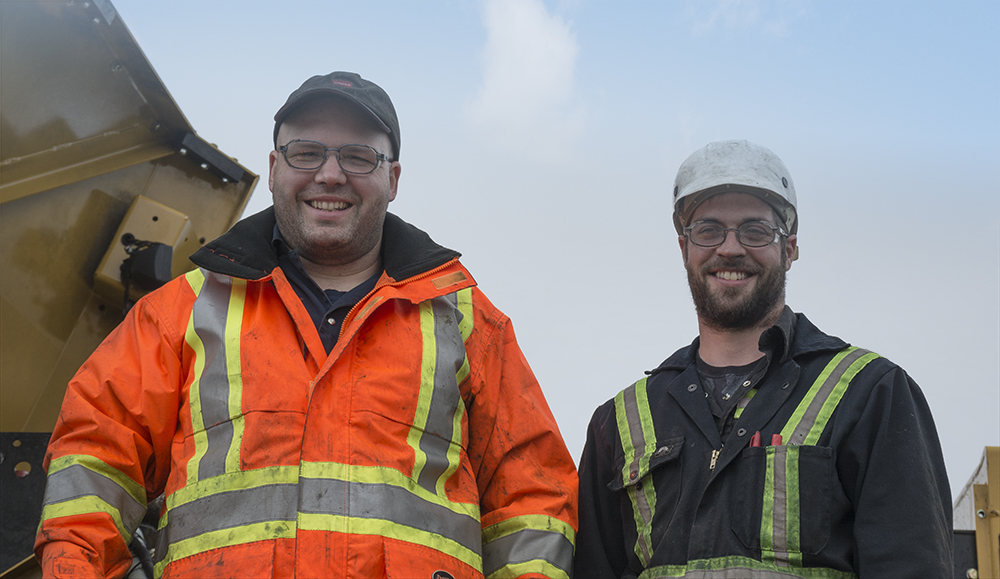 Mécanicien de Wajax, Clancy Allard avec le client de Tigercat Michael Lavoie, travaillant sur son abatteuse-façonneuse H855C.