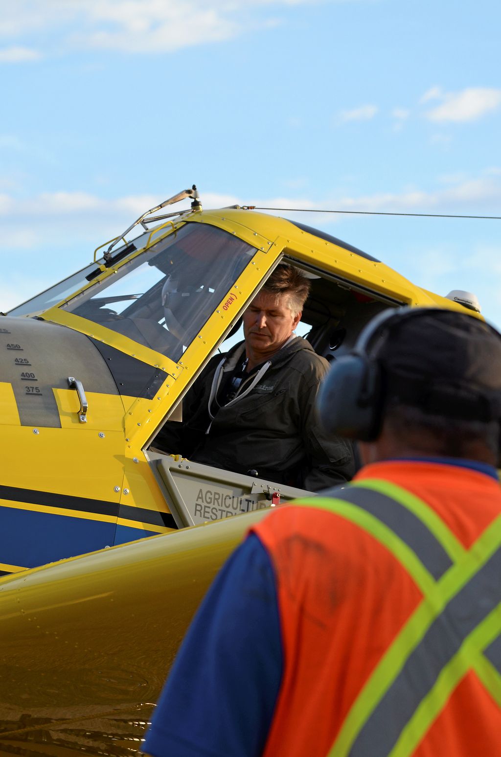 Un pilote se prépare à décoller pour son premier épandage de la saison.
