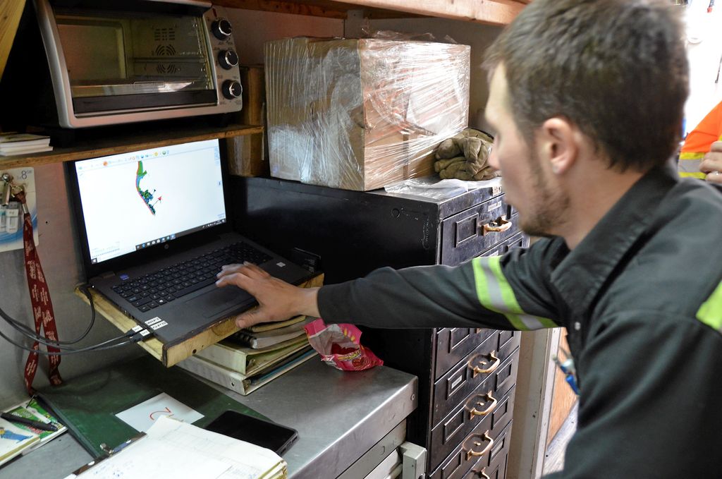 Dans son camion de service, Pierre Vincent Filion peut savoir où se trouvent les machines grâce à un signalement par ondes FM. 